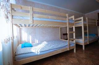 Хостелы Light House Pavlodar Hostel Павлодар Кровать в общем 8-местном номере для мужчин и женщин-10