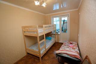Хостелы Light House Pavlodar Hostel Павлодар Кровать в общем 8-местном номере для мужчин и женщин-15